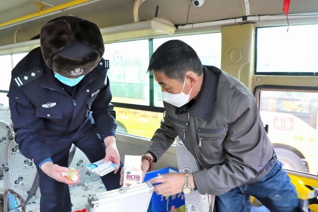 鞏建波檢查校車安全