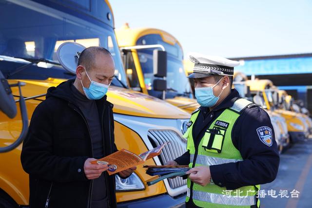 河北遵化：校車檢查 迎開學(xué)