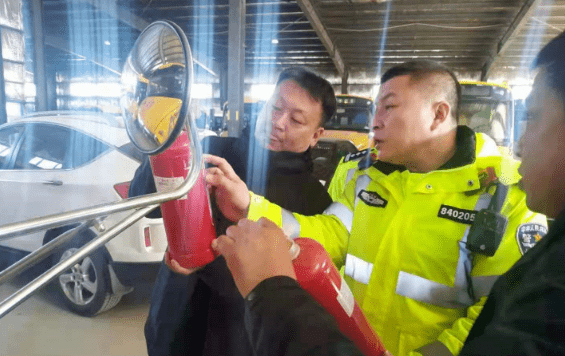 【校園安全】通榆縣教育局校車辦聯合縣交警大隊開展校車安全檢查