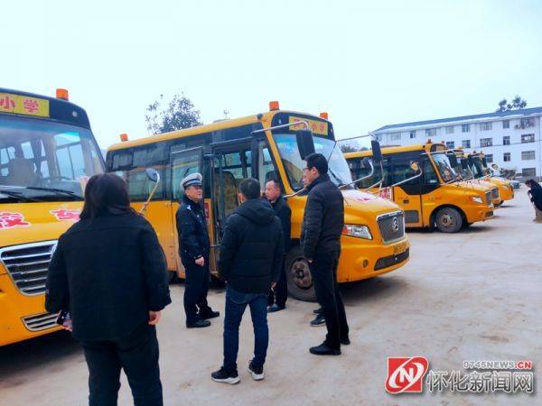 懷化公安交警開(kāi)展校車(chē)安全大檢查