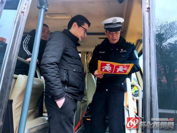 懷化公安交警開(kāi)展校車(chē)安全大檢查