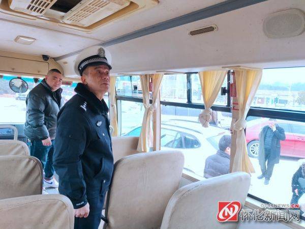 懷化公安交警開(kāi)展校車(chē)安全大檢查