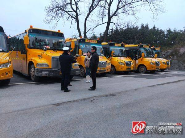 懷化公安交警開(kāi)展校車(chē)安全大檢查