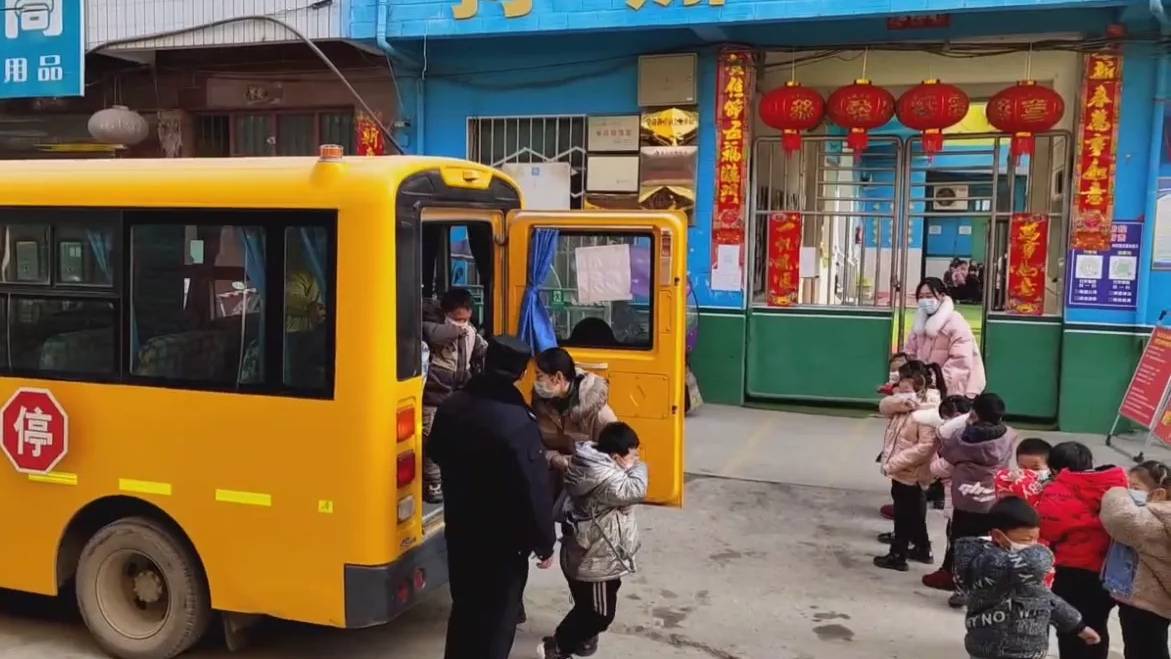 林扒派出所指導(dǎo)幼兒園開展校車應(yīng)急逃生安全演練