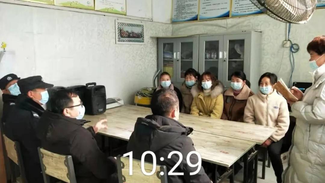 林扒派出所指導(dǎo)幼兒園開展校車應(yīng)急逃生安全演練