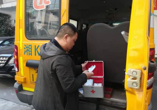 長青街道開展開學(xué)季校園校車安全大檢查/ QQ截圖20220303172120.jpg