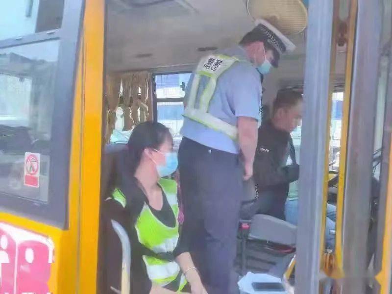 守護學生安全 容縣交警開展校車整治行動 守護學生安全 容縣交警開展校車整治行動