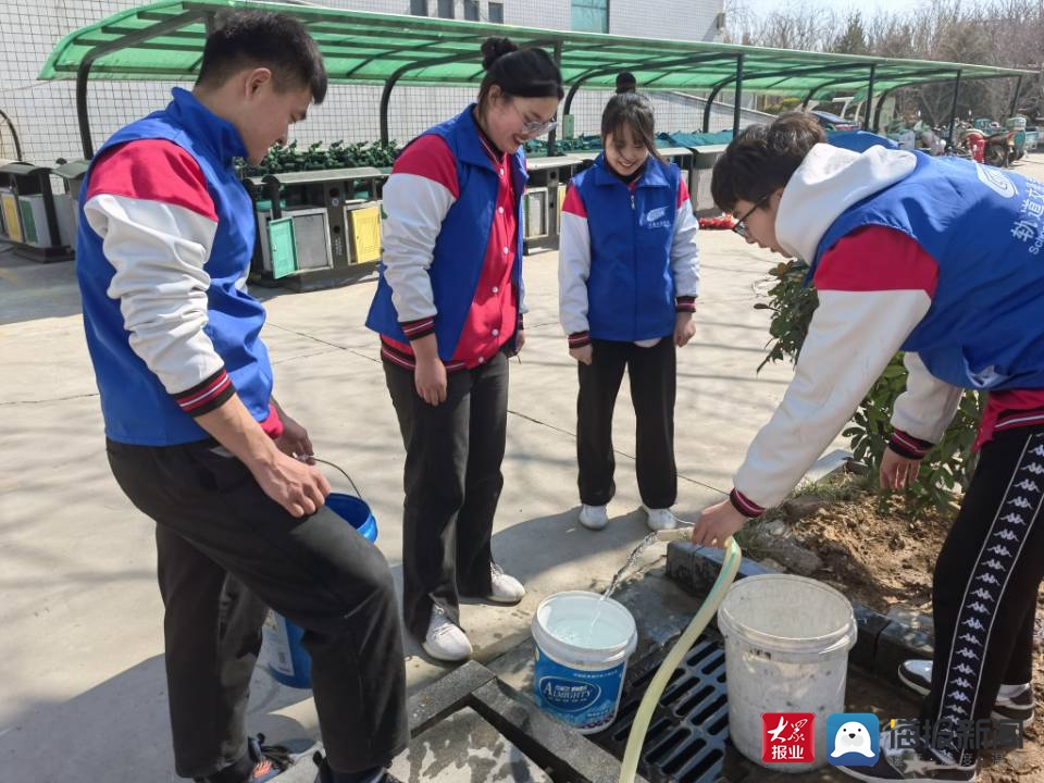 踐行雷鋒精神，提質勞動教育——濟南工程職院“軌道藍”志愿服務隊開展義務清潔校車活動