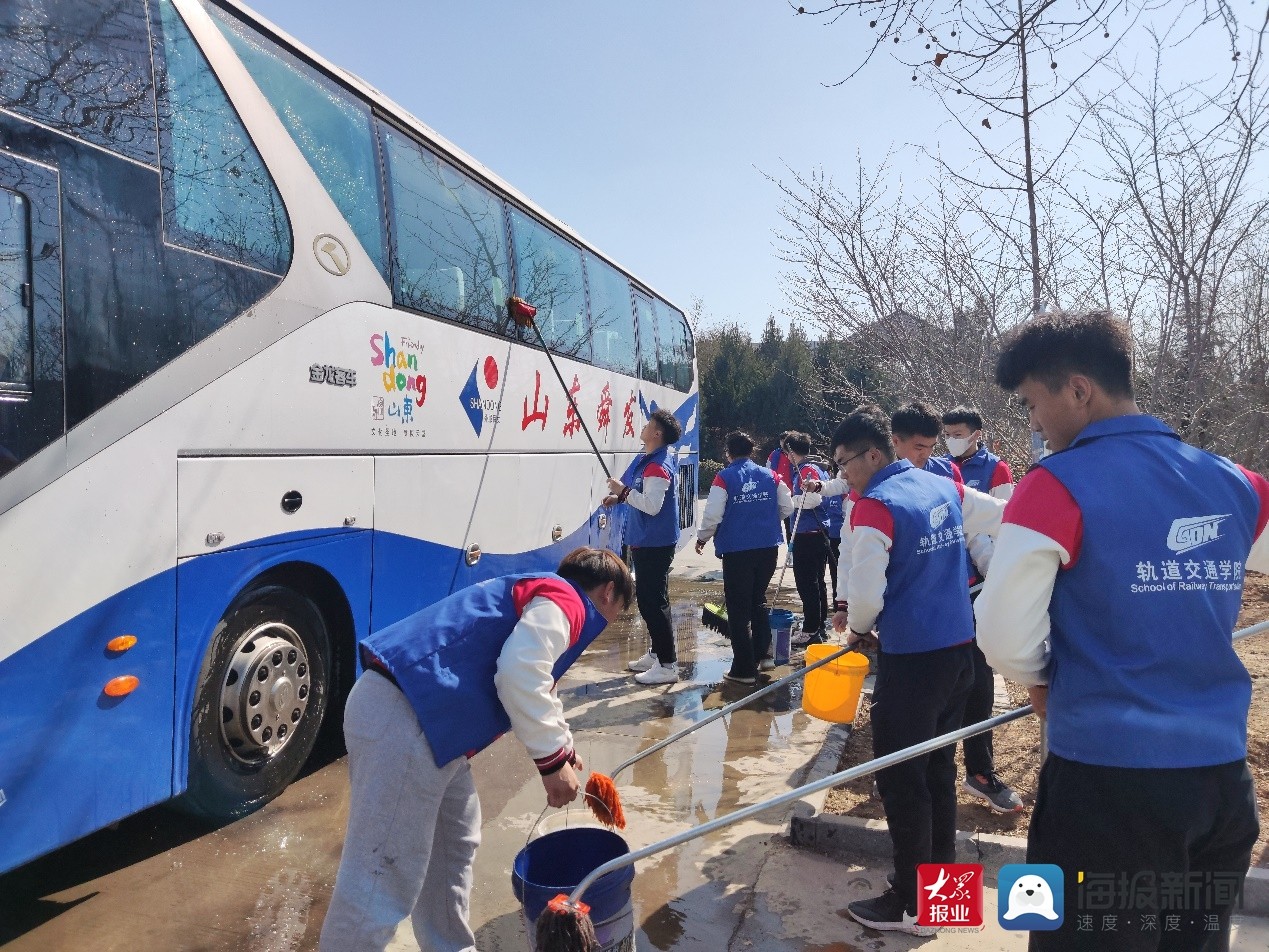 踐行雷鋒精神，提質勞動教育——濟南工程職院“軌道藍”志愿服務隊開展義務清潔校車活動
