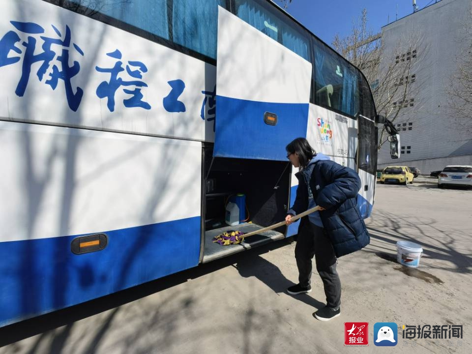 踐行雷鋒精神，提質勞動教育——濟南工程職院“軌道藍”志愿服務隊開展義務清潔校車活動