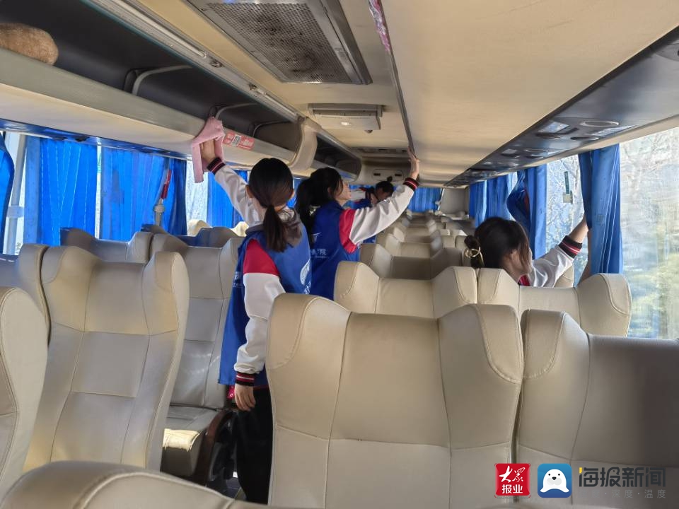 踐行雷鋒精神，提質勞動教育——濟南工程職院“軌道藍”志愿服務隊開展義務清潔校車活動