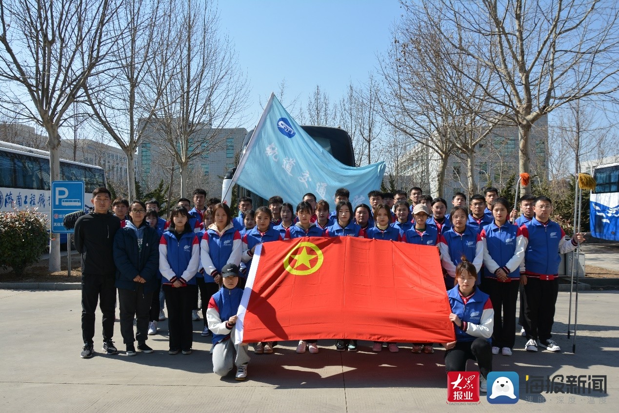 踐行雷鋒精神，提質勞動教育——濟南工程職院“軌道藍”志愿服務隊開展義務清潔校車活動