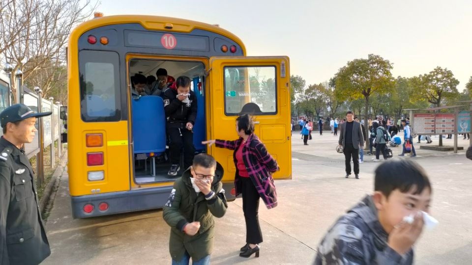 桐城市新店初中舉行校車應(yīng)急疏散演練活動