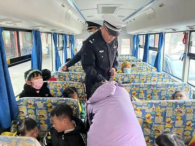 什邡交警大隊(duì)抓實(shí)開學(xué)季校車監(jiān)管/ 什邡交警大隊(duì)抓實(shí)開學(xué)季校車監(jiān)管