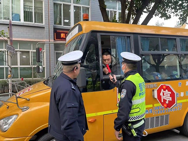 什邡交警大隊(duì)抓實(shí)開學(xué)季校車監(jiān)管/ 什邡交警大隊(duì)抓實(shí)開學(xué)季校車監(jiān)管