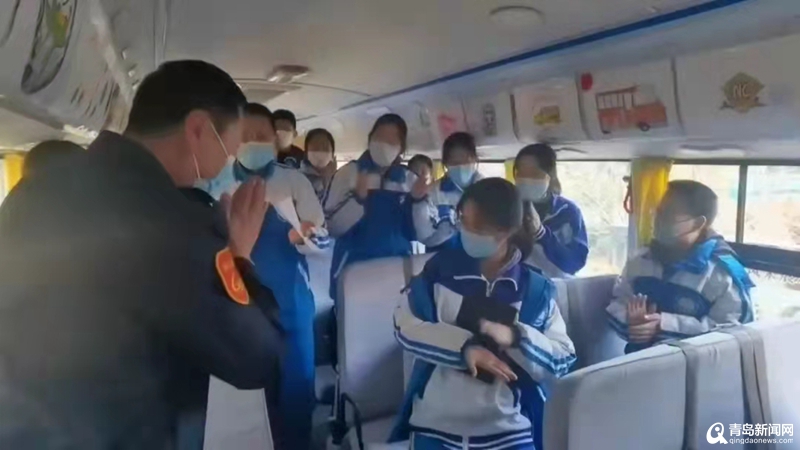 暖心！校車駕駛員即將退休 青大附中學生寫信送別