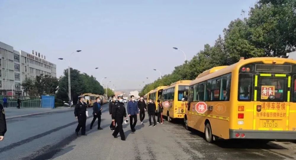 開展校車安全檢查 保障學(xué)生乘車安全 開展校車安全檢查 保障學(xué)生乘車安全