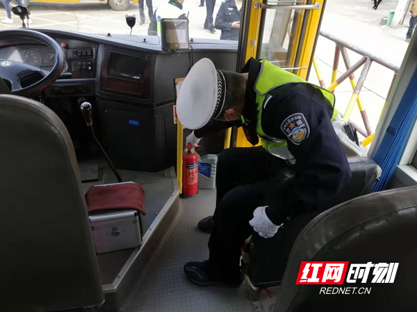 常德桃花源交警:開展春季校車安全隱患排查整治 2.jpg