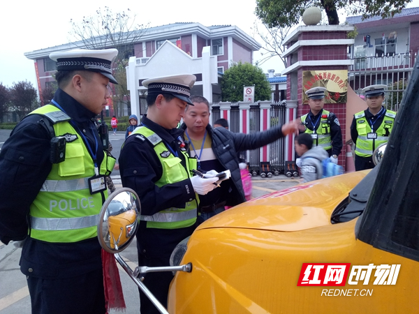 常德桃花源交警:開展春季校車安全隱患排查整治 1.jpg