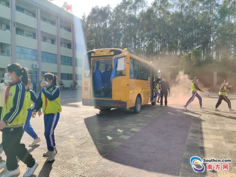 清遠粵運開展2022年春季校車安全教育講座及校車火災事故應急救援演練活動/ 清遠粵運開展2022年春季校車安全教育講座及校車火災事故應急救援演練活動