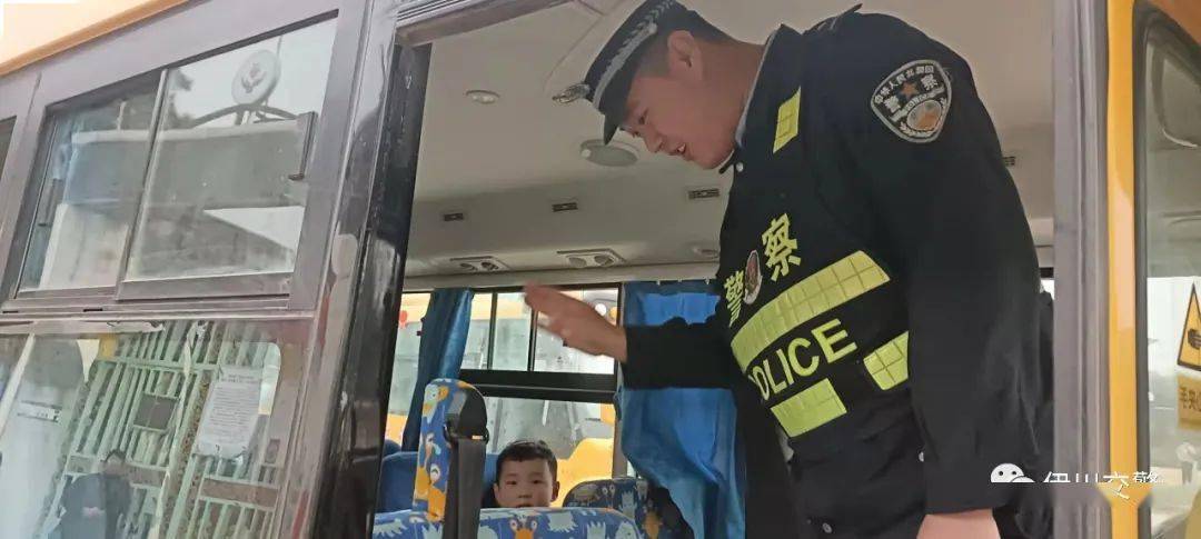 伊川縣交警大隊聯(lián)合縣教體局、交通局開展校車安全專項督查行動 伊川縣交警大隊聯(lián)合縣教體局、交通局開展校車安全專項督查行動