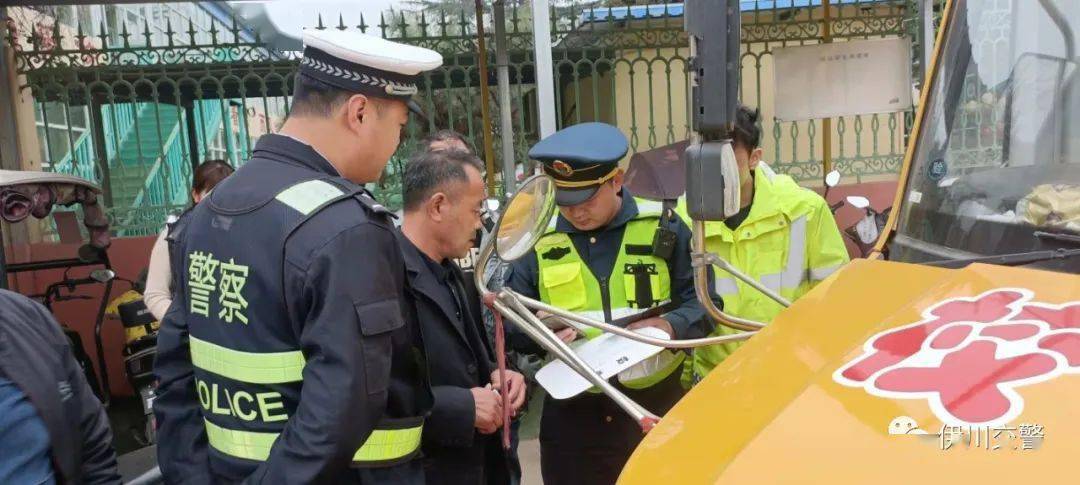 伊川縣交警大隊聯(lián)合縣教體局、交通局開展校車安全專項督查行動 伊川縣交警大隊聯(lián)合縣教體局、交通局開展校車安全專項督查行動