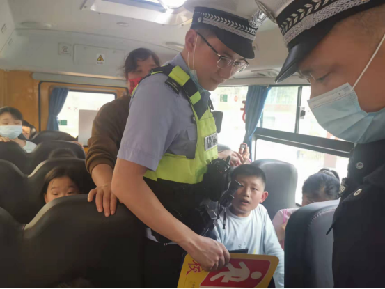 大栗港開展校車安全隱患專項(xiàng)整治