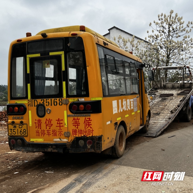 校車(chē)逾期未年檢 衡東交警強(qiáng)制報(bào)廢一顆“定時(shí)炸彈” 4b55940ad0c78388b6d9867f84d5ae8.jpg