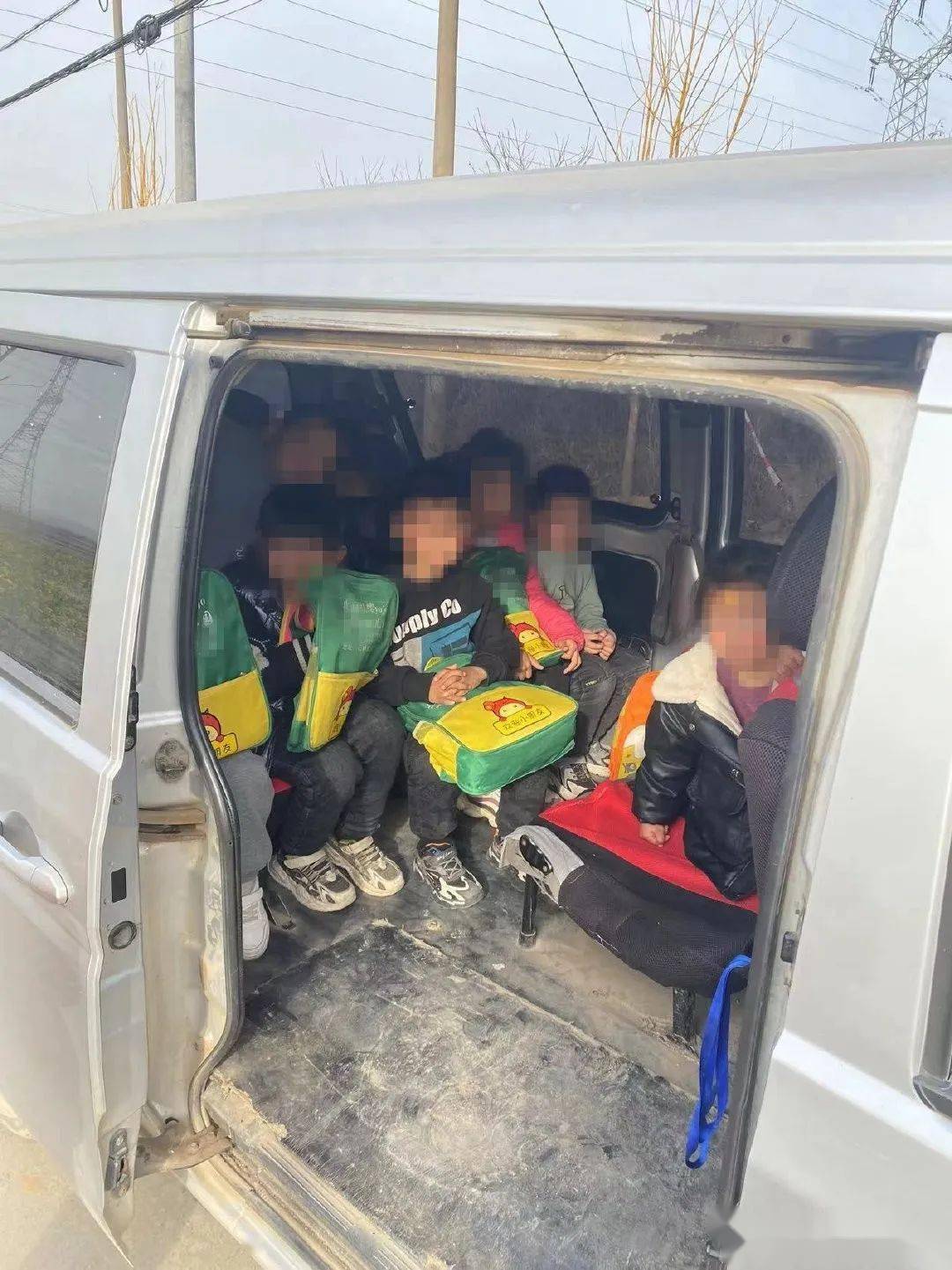 一面包車充當(dāng)校車接送孩子被查/ 一面包車充當(dāng)校車接送孩子被查