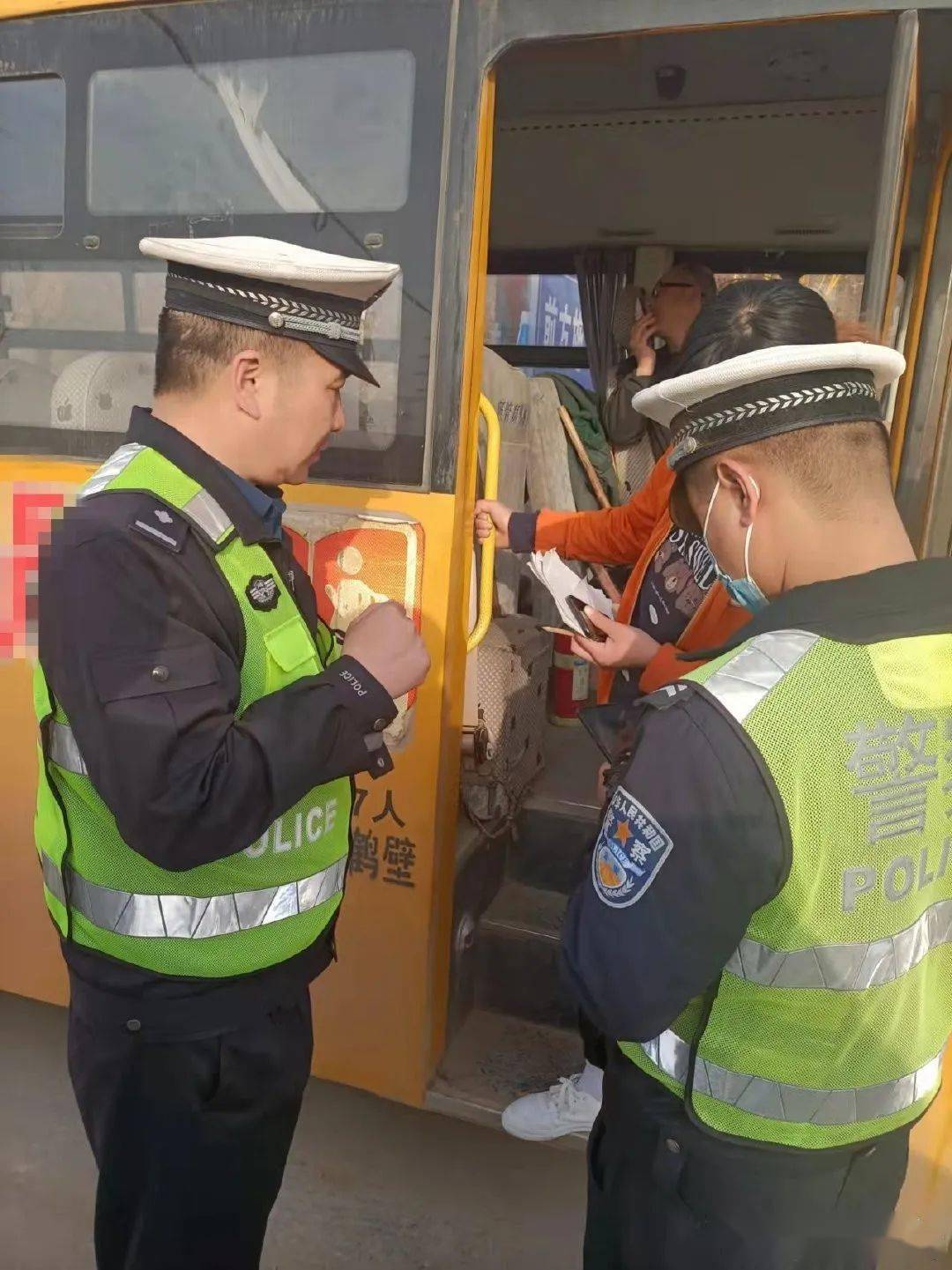 一面包車充當(dāng)校車接送孩子被查/ 一面包車充當(dāng)校車接送孩子被查