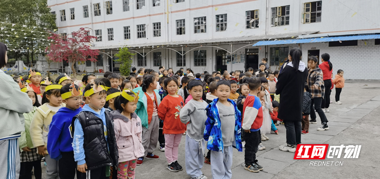保靖縣清水坪幼兒園開展“安全乘車,快樂出行”校車演練活動 07.jpg