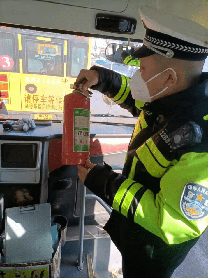 綏化市交警支隊開展校車安全大檢查