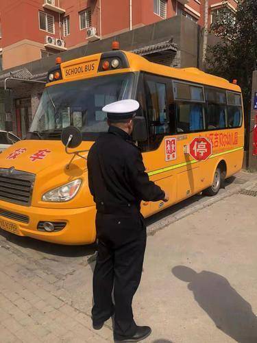 鄭州交警五大隊對轄區校車開展春季安全大檢查,為孩子們保駕護航 鄭州交警五大隊對轄區校車開展春季安全大檢查,為孩子們保駕護航