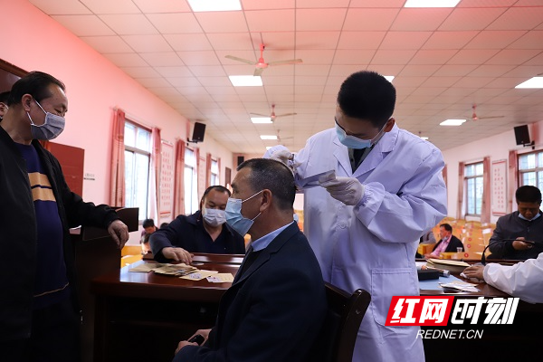 臨武:“無毒”校車護航學生出行安全 毛發檢測2-2.jpg