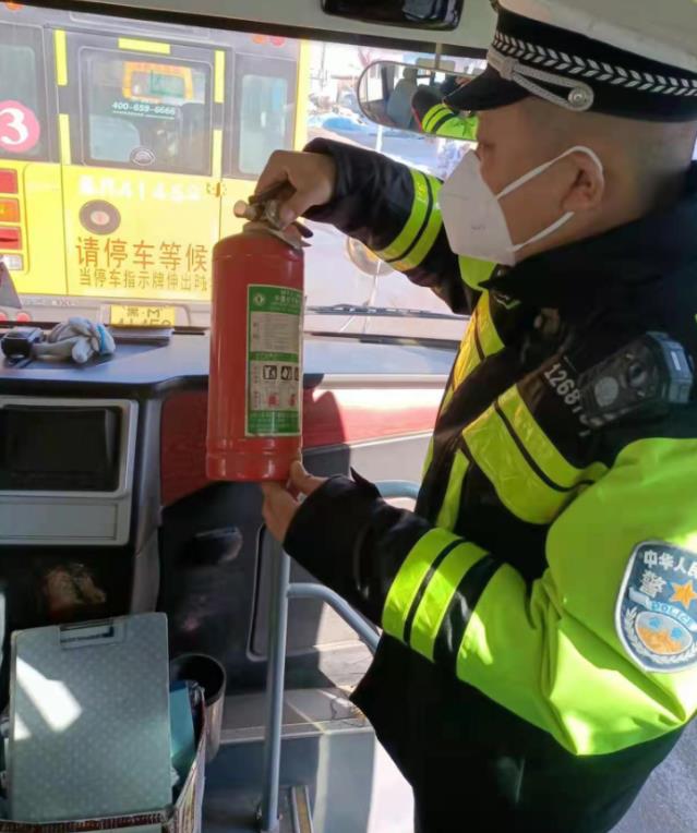 綏化市交警支隊開展校車安全大檢查/ 綏化市交警支隊開展校車安全大檢查