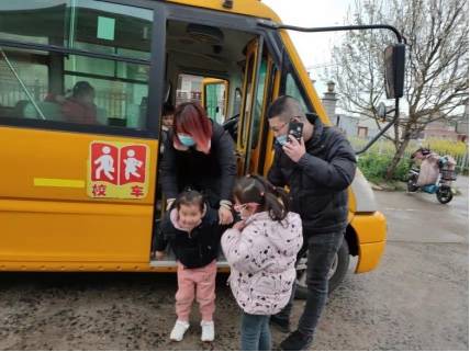 寶應縣安宜鎮沿河幼兒園開展校車突發事故應急疏散演練