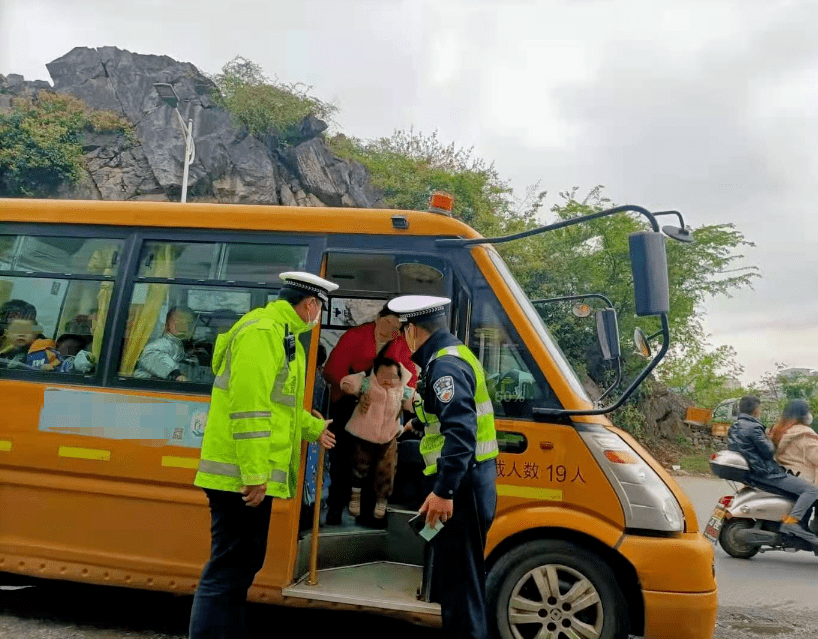 桂林一幼兒園校車被查!太讓家長(zhǎng)揪心了! 桂林一幼兒園校車被查!太讓家長(zhǎng)揪心了!