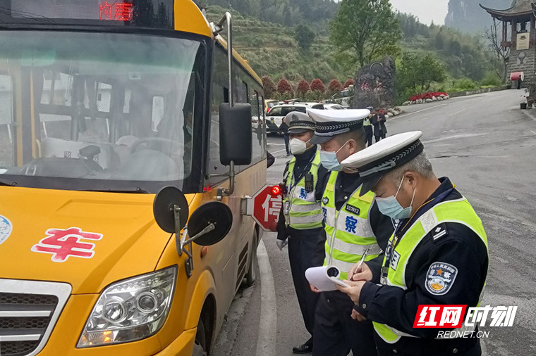 校車“安全”不放松 聯合檢查保平安 2.jpg