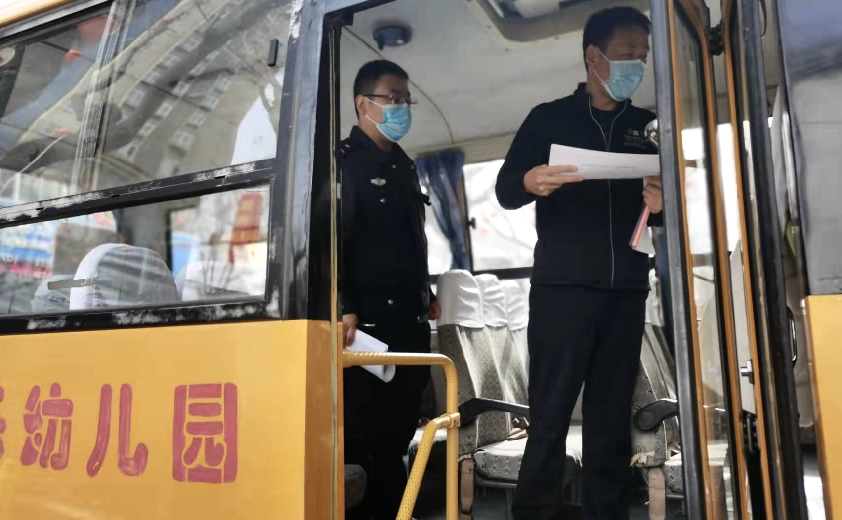 長武縣開展校車安全檢查全力保障學生平安上下學/ 長武縣開展校車安全檢查全力保障學生平安上下學