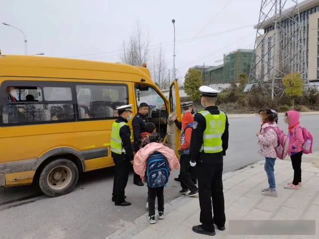 杜絕校車超員，紅安警方嚴格把關(guān)