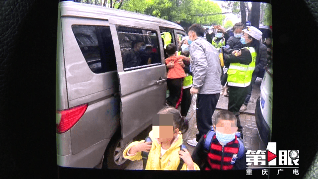 “黑校車”運(yùn)送幼兒園學(xué)生 沒有資質(zhì)還超員裝載 “黑校車”運(yùn)送幼兒園學(xué)生 沒有資質(zhì)還超員裝載