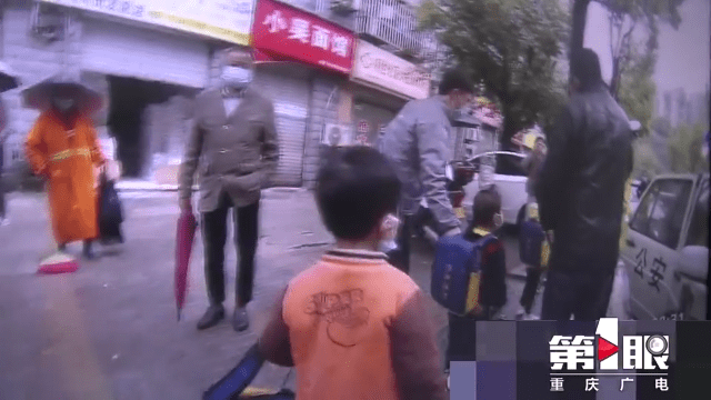 “黑校車”運(yùn)送幼兒園學(xué)生 沒有資質(zhì)還超員裝載 “黑校車”運(yùn)送幼兒園學(xué)生 沒有資質(zhì)還超員裝載