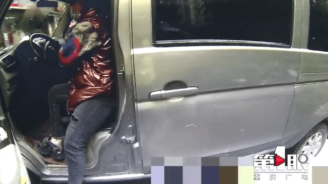 “黑校車”運(yùn)送幼兒園學(xué)生 沒有資質(zhì)還超員裝載 “黑校車”運(yùn)送幼兒園學(xué)生 沒有資質(zhì)還超員裝載