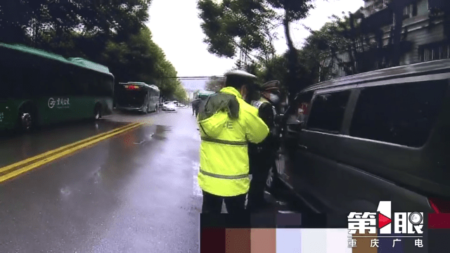 “黑校車”運(yùn)送幼兒園學(xué)生 沒有資質(zhì)還超員裝載 “黑校車”運(yùn)送幼兒園學(xué)生 沒有資質(zhì)還超員裝載