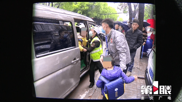 “黑校車”運(yùn)送幼兒園學(xué)生 沒有資質(zhì)還超員裝載 “黑校車”運(yùn)送幼兒園學(xué)生 沒有資質(zhì)還超員裝載
