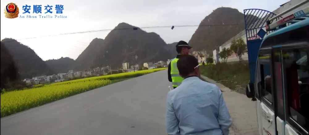 打非治違丨關(guān)注學生交通安全,安順交警一天內(nèi)“打掉”3輛“黑校車” 打非治違丨關(guān)注學生交通安全,安順交警一天內(nèi)“打掉”3輛“黑校車”