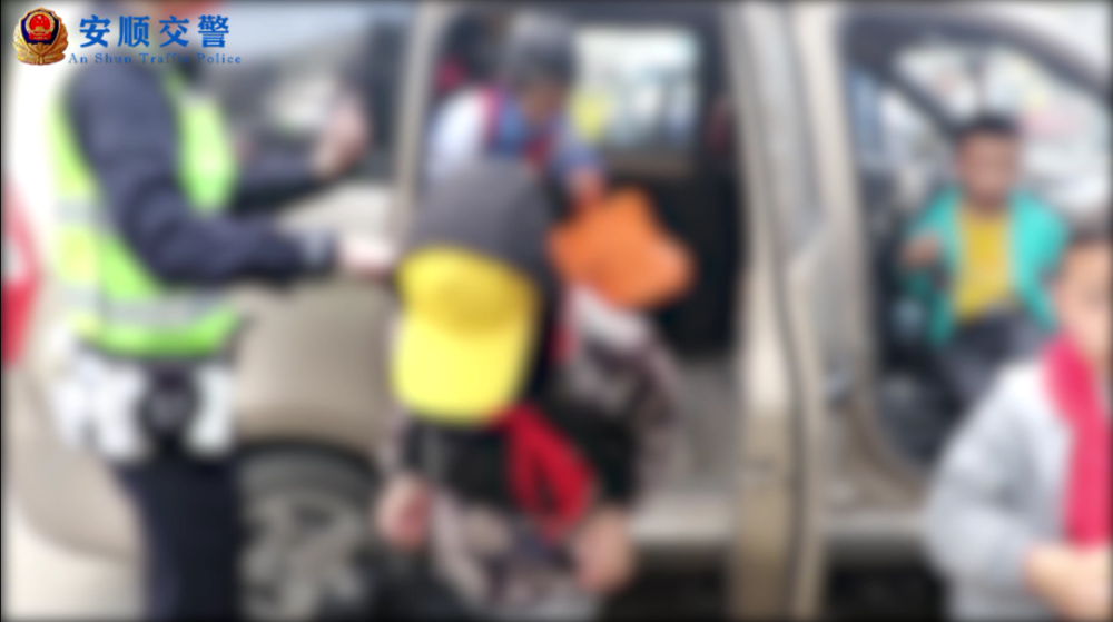 打非治違丨關(guān)注學生交通安全,安順交警一天內(nèi)“打掉”3輛“黑校車” 打非治違丨關(guān)注學生交通安全,安順交警一天內(nèi)“打掉”3輛“黑校車”