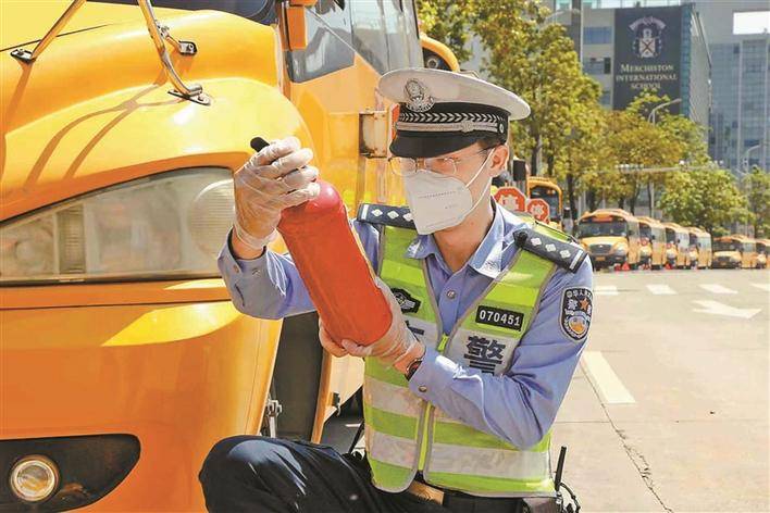 交警查校車 護航上學路 交警查校車 護航上學路