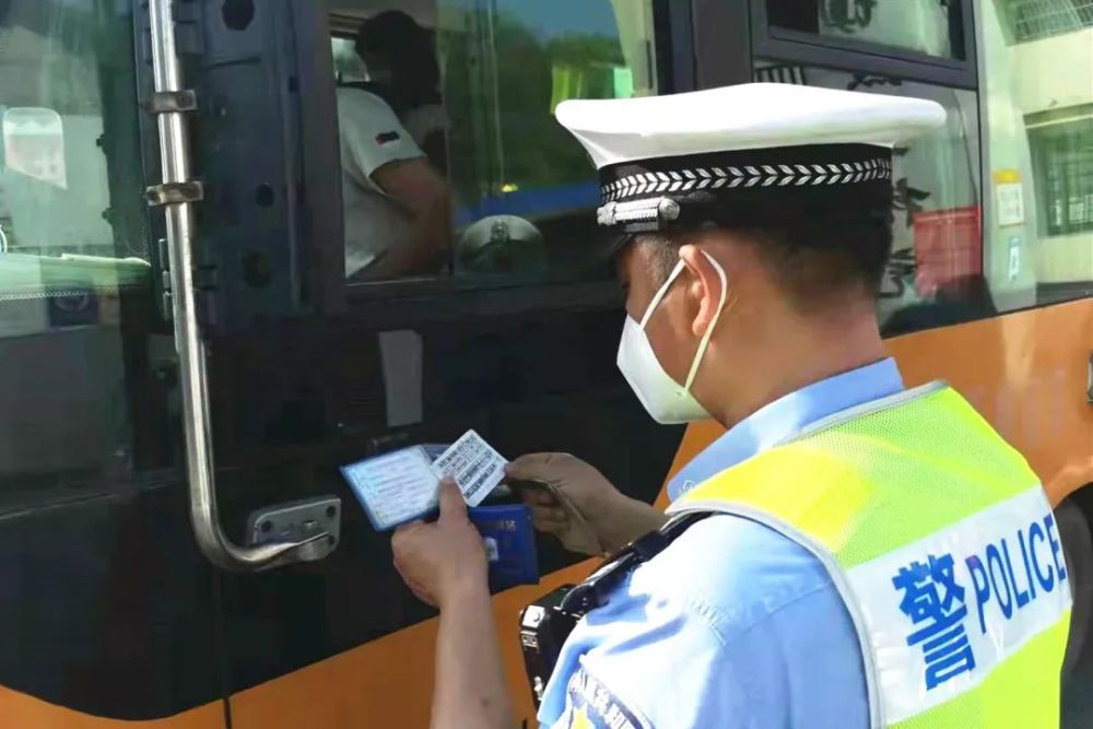 交警大隊開展校車安全突擊檢查,護航平安上學路 交警大隊開展校車安全突擊檢查,護航平安上學路