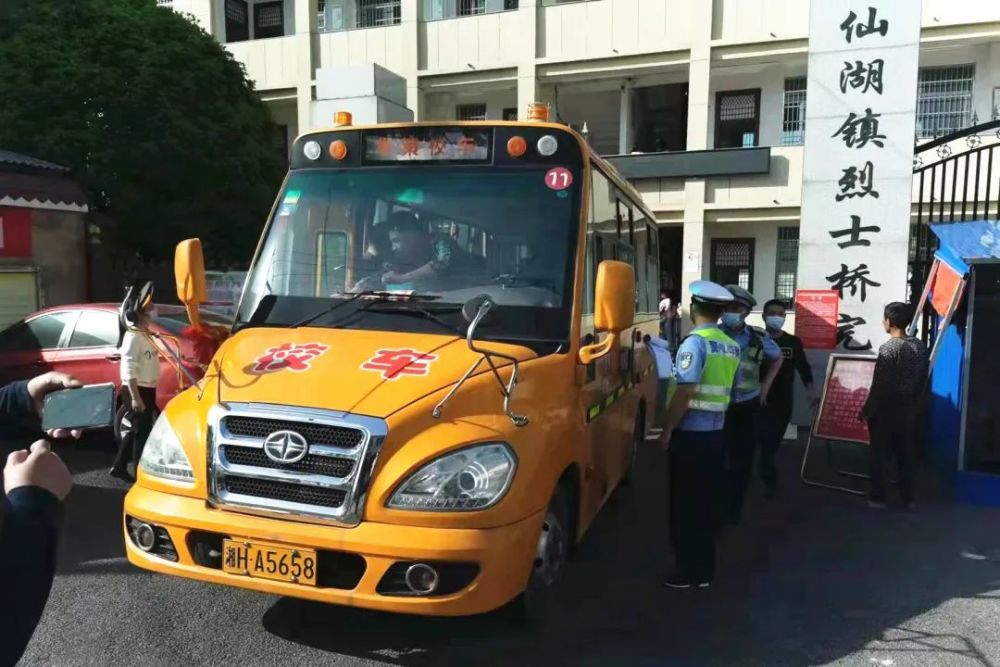 交警大隊開展校車安全突擊檢查,護航平安上學路 交警大隊開展校車安全突擊檢查,護航平安上學路
